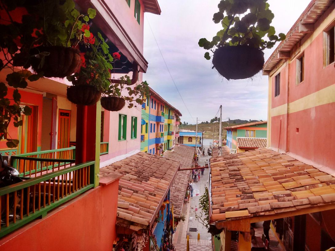 ruas-coloridas-de-guatape-colombia-turismo