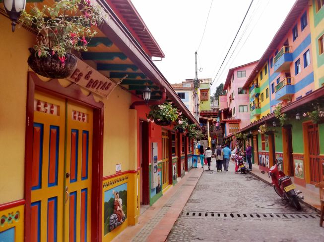 ruas-coloridas-de-guatape-colombia